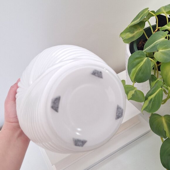 Vintage Art Deco White Glass Seashell Vase - Anchor Hocking - Picture 2 of 2